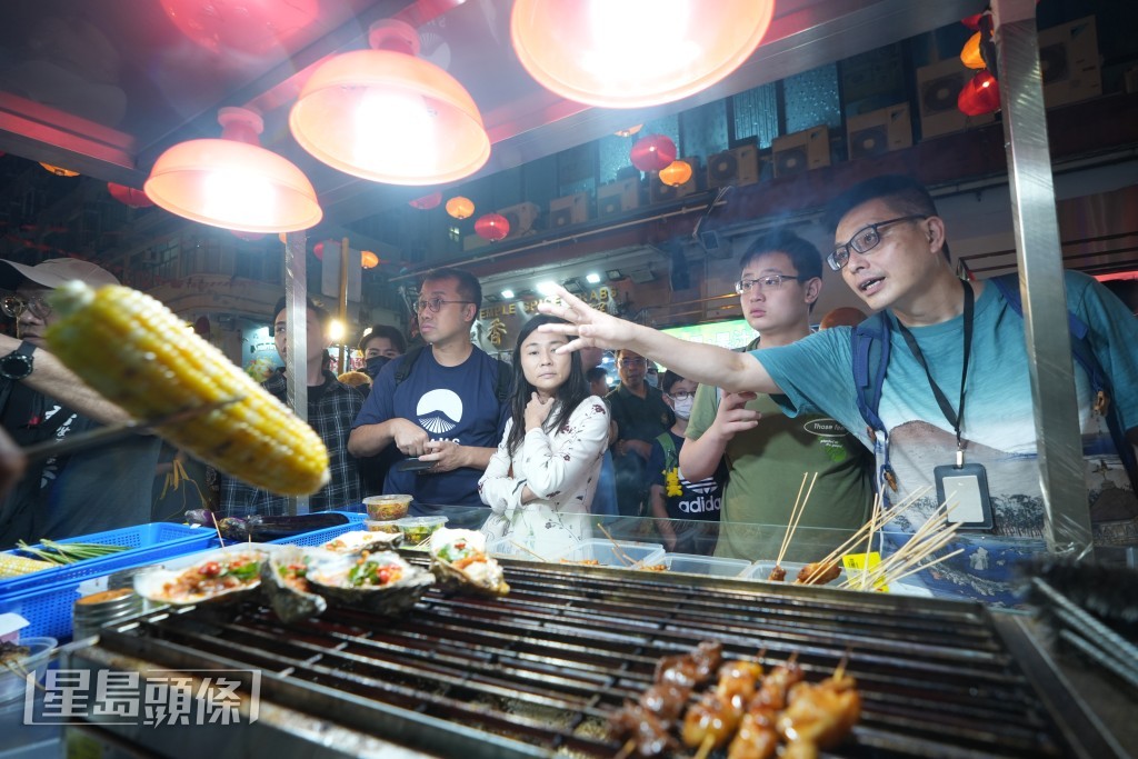 夜市設有22個特色美食攤位及近10個懷舊小食流動攤檔。劉駿軒攝 夜市設有22個特色美食攤位及近10個懷舊小食流動攤檔。劉駿軒攝