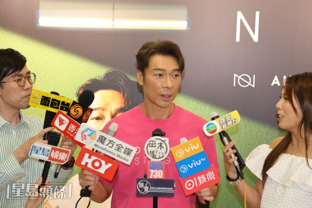 安仔透露,之前聽同事講,學友經常問起他,因知道他加入新公司,何時會做歌,所以很想找學友做嘉賓。 安仔透露,之前聽同事講,學友經常問起他,因知道他加入新公司,何時會做歌,所以很想找學友做嘉賓。