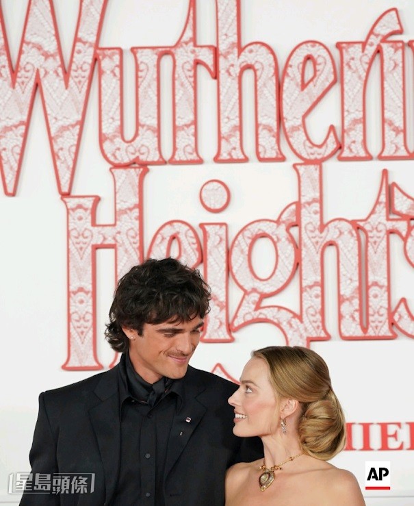 瑪歌和Jacob在首映禮上合照，二人彼此對望時看似含情脈脈。（美聯社）