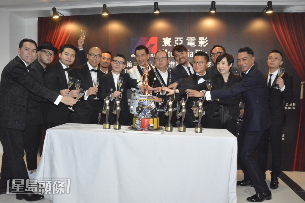 《樹大招風》是香港電影金像獎大贏家，奪5大獎，麥天樞與台前幕後出席慶功宴。