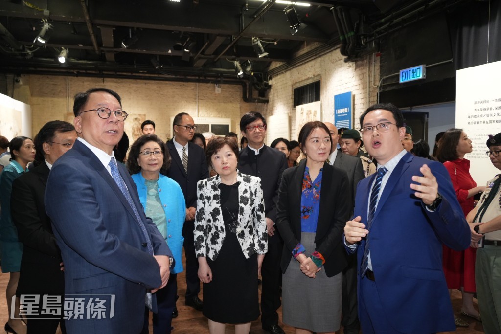 政务司司长陈国基(左一)、香港艺穗会董事会主席梁唐青仪(左二)、中联办副主任卢新宁（右二)参观展览。