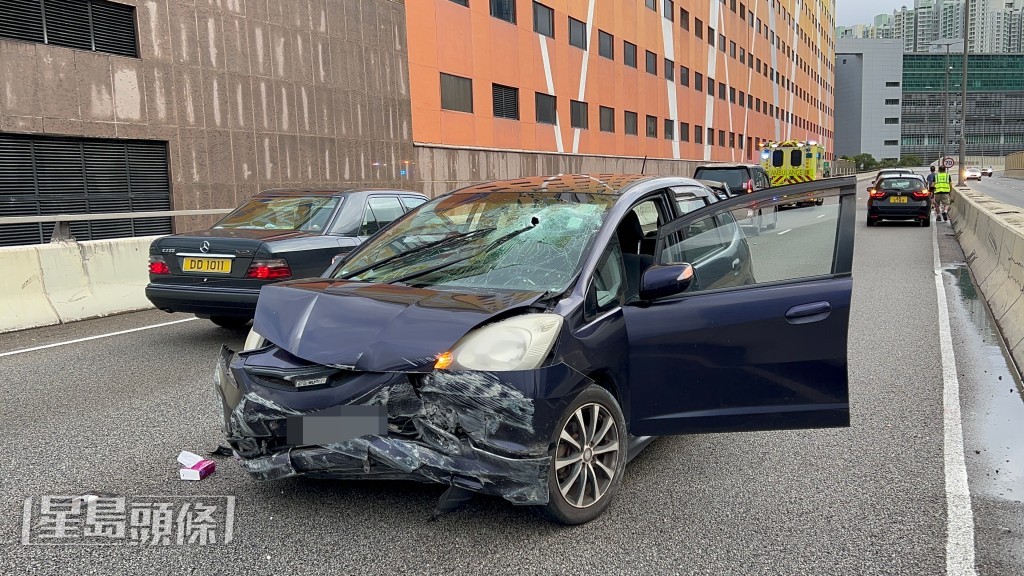 私家車車頭損毀。蔡楚輝攝