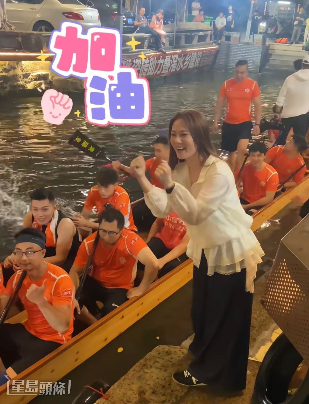 身穿米白色寬鬆上衣配闊腳褲，再加平底波鞋，打扮明顯較以往保守。