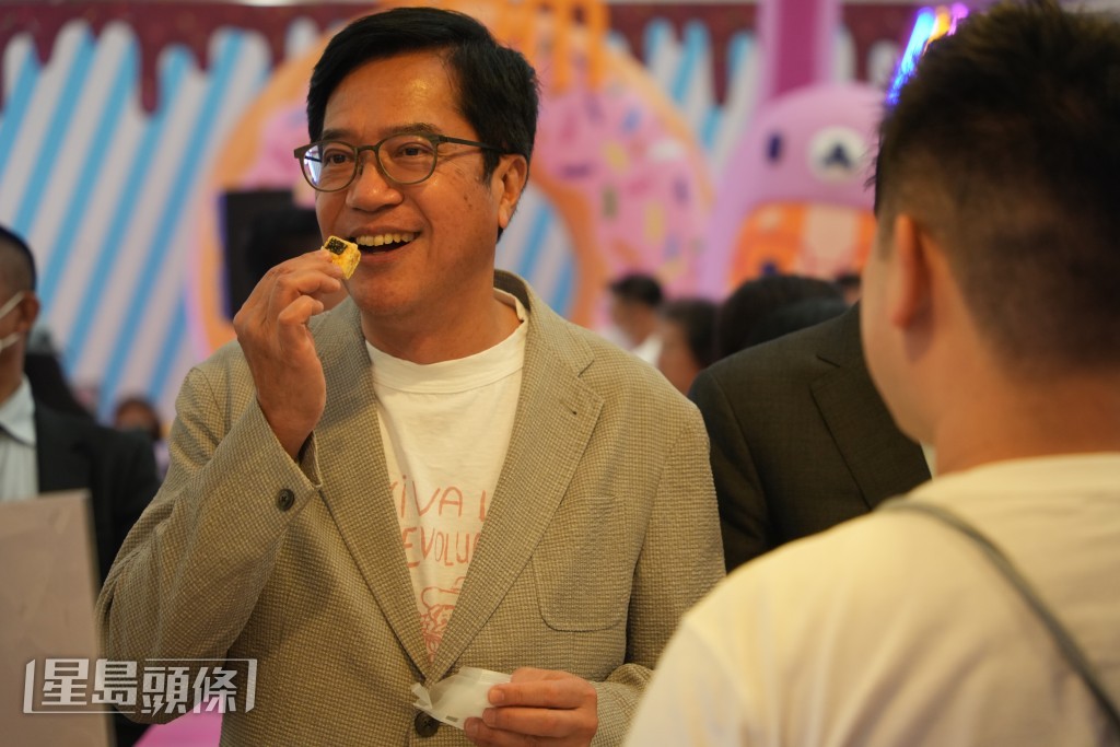 黃偉綸試食。吳艷玲攝