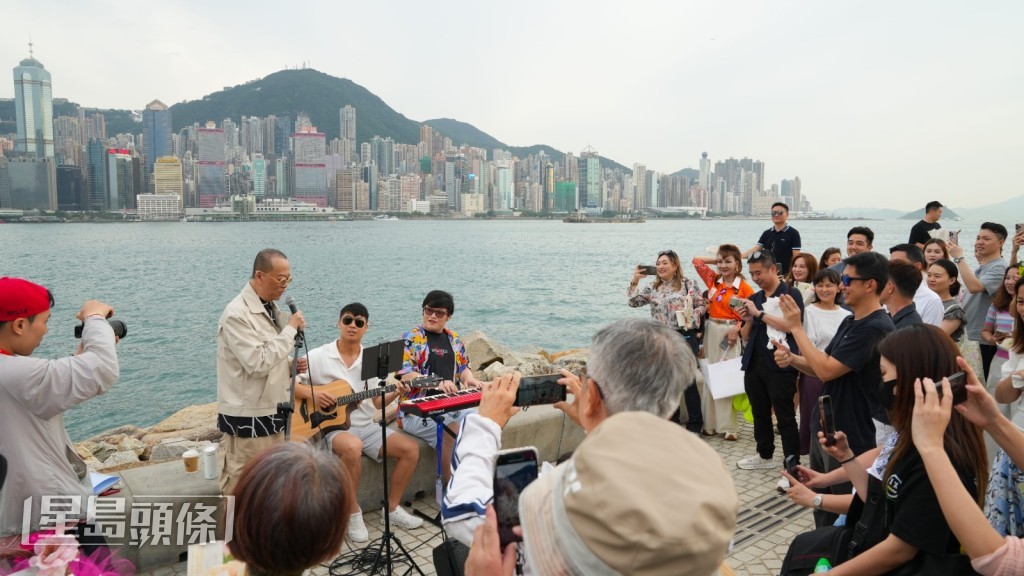 引來過百市民圍觀喝彩,為派花活動掀起高潮,現場洋溢無限歡樂。 引來過百市民圍觀喝彩,為派花活動掀起高潮,現場洋溢無限歡樂。