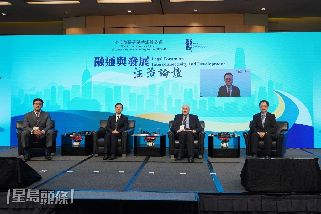 會議由香港大律師公會副主席毛樂禮主持，亞洲國際法律研究院聯席主席梁定邦、中國政法大學錢端升講座教授霍政欣、律政司國際法律專員丁國榮、香港大學法律學院副院長趙雲參與討論。葉偉豪攝