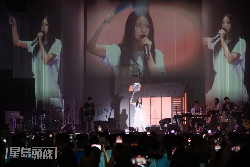 兩場演唱會完場後,Cloud說:「我知道自己台上表現仲有好多進步空間。」 兩場演唱會完場後,Cloud說:「我知道自己台上表現仲有好多進步空間。」