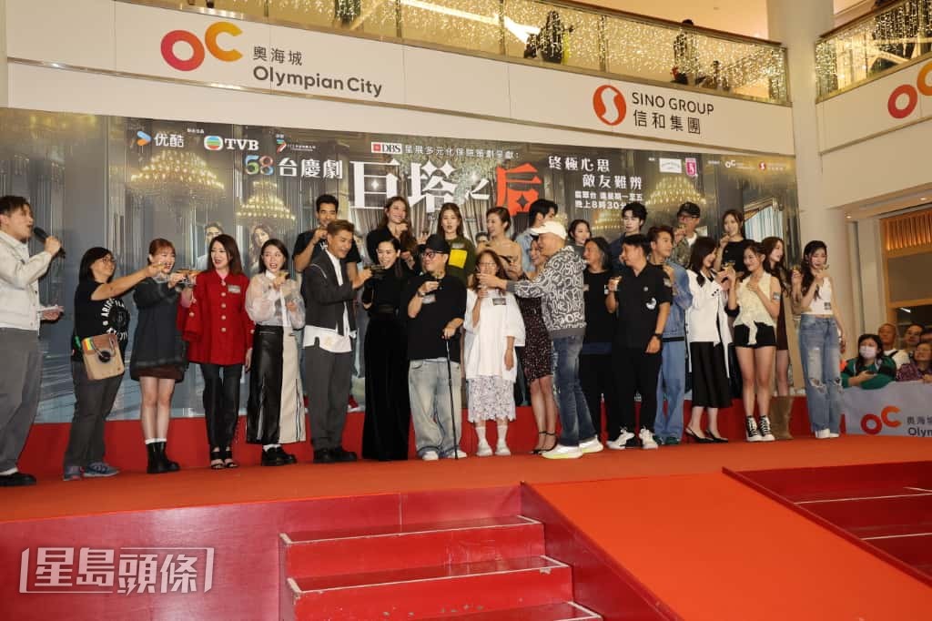 總監製鍾澍佳因腳部受傷要撐拐杖出席。 總監製鍾澍佳因腳部受傷要撐拐杖出席。