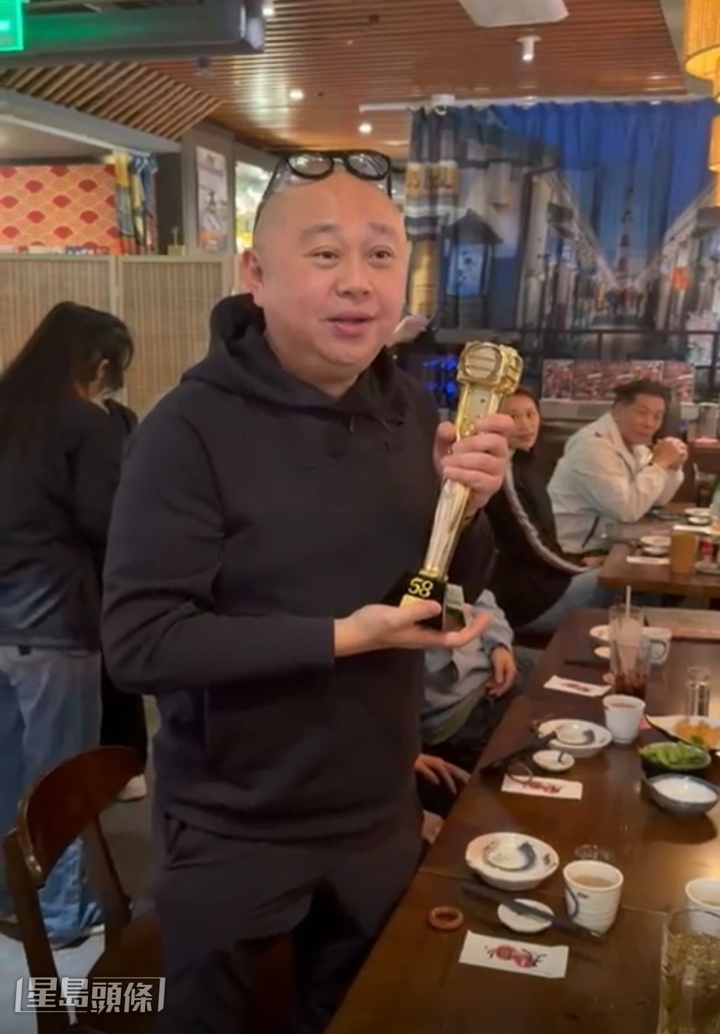 愛不釋手地摸勻獎座上下。