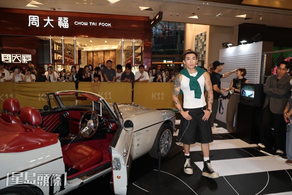 問會否慰勞太太,他指想要甚麼就準備甚麼,只要不是叫他賣車便可以。 問會否慰勞太太,他指想要甚麼就準備甚麼,只要不是叫他賣車便可以。