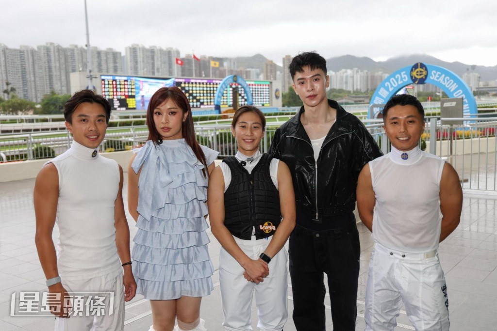 Now United隊員包括Ariel(左二)、王南鈞(Krystian)(右二)與騎師鍾易禮(左一)、騎師潘明輝(右一)與見習騎師黃寶妮(中)。 Now United隊員包括Ariel(左二)、王南鈞(Krystian)(右二)與騎師鍾易禮(左一)、騎師潘明輝(右一)與見習騎師黃寶妮(中)。