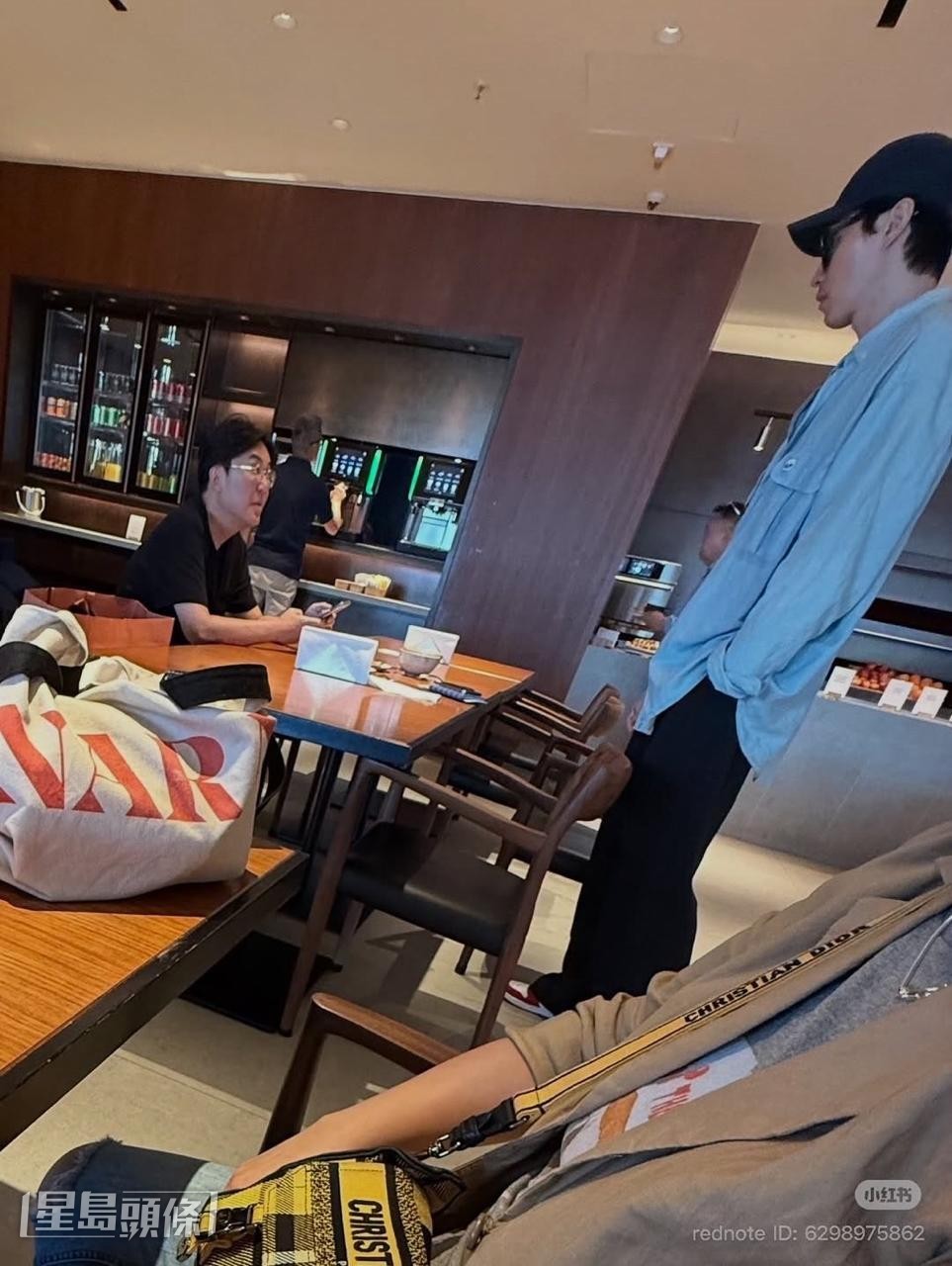 李棟旭今日被網民拍到現身香港機場貴賓室。 李棟旭今日被網民拍到現身香港機場貴賓室。