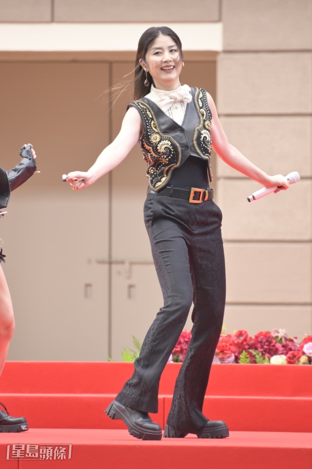 Kelly先打頭陣唱出賀年歌《歡樂年年》、《大日子》、《失憶周末》。 Kelly先打頭陣唱出賀年歌《歡樂年年》、《大日子》、《失憶周末》。