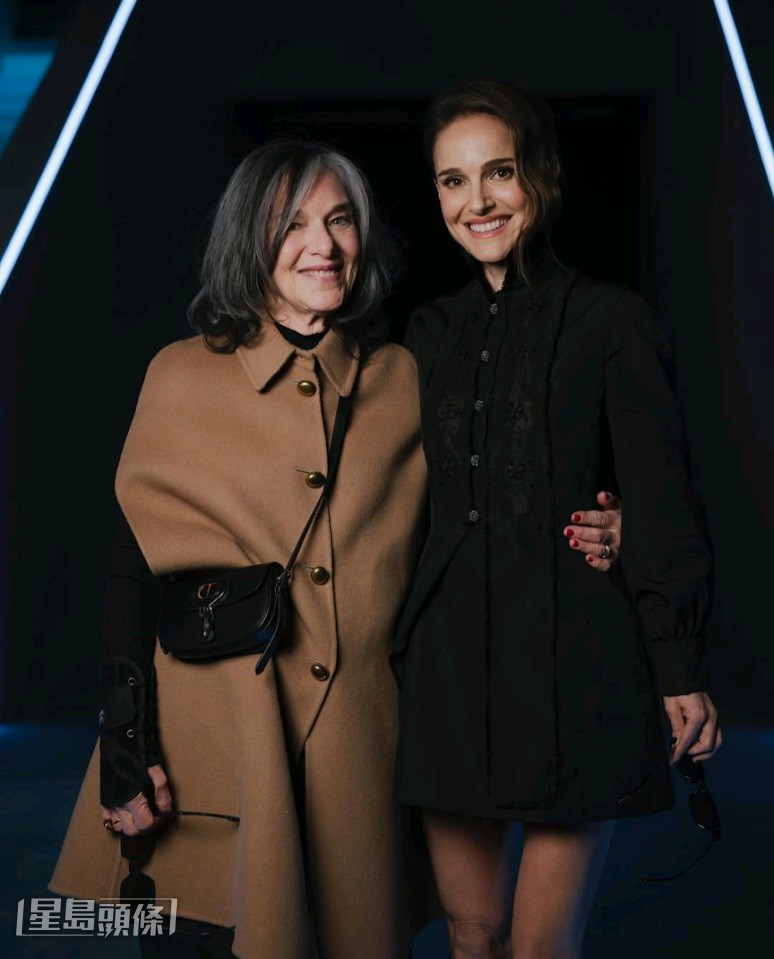 妮妲莉日前與媽咪出席時裝騷,全程笑容滿面,心情勁靚。 妮妲莉日前與媽咪出席時裝騷,全程笑容滿面,心情勁靚。