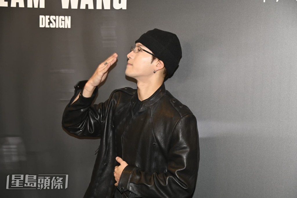 拍照時又不斷揮手和送飛吻。