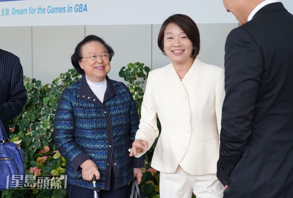 基本法委員會前副主任譚惠珠(左一)。 基本法委員會前副主任譚惠珠(左一)。