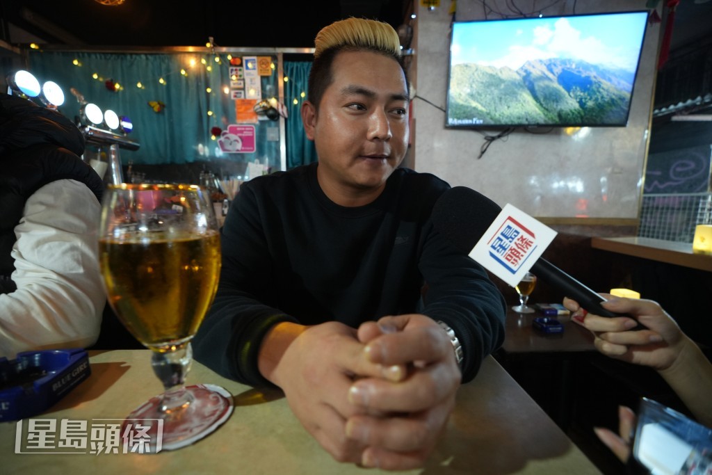廟街夜市旁酒吧檔主Alex認為,夜市能促進旅遊業,希望能吸引多些人流。劉駿軒攝 廟街夜市旁酒吧檔主Alex認為,夜市能促進旅遊業,希望能吸引多些人流。劉駿軒攝