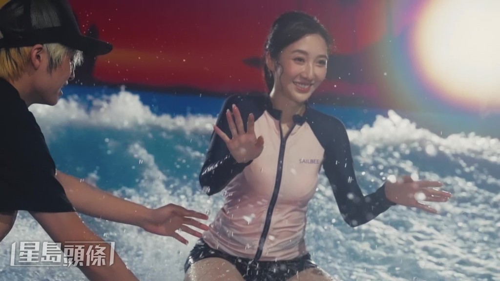 恩恩及何依婷就結伴挑戰「室內衝浪」。 恩恩及何依婷就結伴挑戰「室內衝浪」。