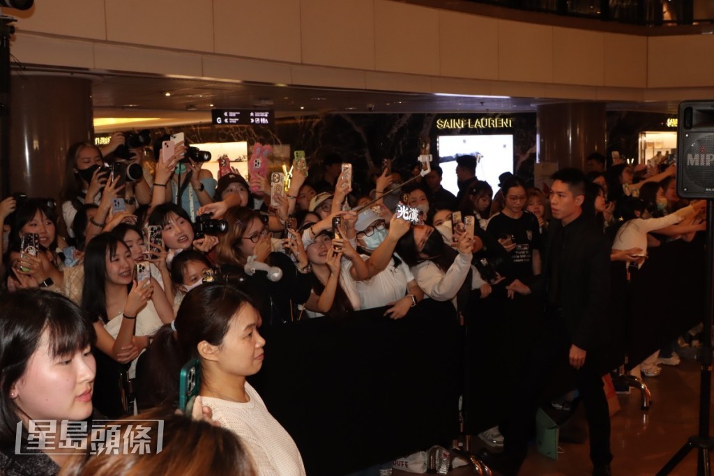現場吸引大批女粉絲到場支持,更不時尖叫稱呼他做「老公」。 現場吸引大批女粉絲到場支持,更不時尖叫稱呼他做「老公」。