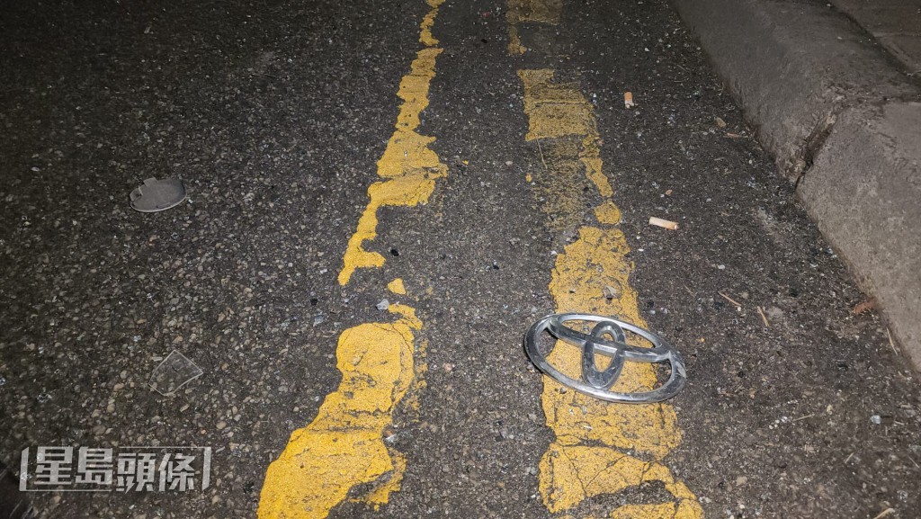 貨車的「豐田」標誌脫落在地上。黎志偉攝