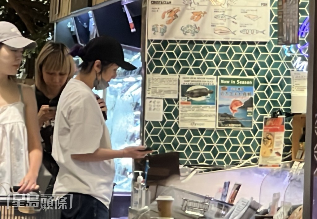 千嬅先後在蔬果區、海鮮區以及麵食區停留，選購心儀的產品。