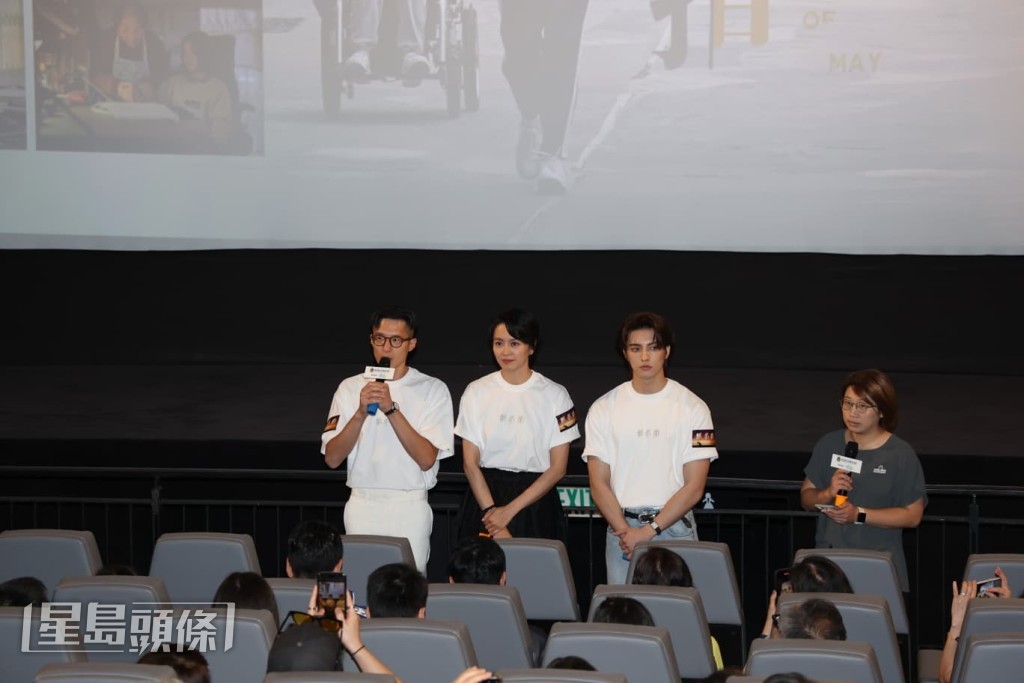 梁詠琪對導演說一直在等待電影上映。 梁詠琪對導演說一直在等待電影上映。