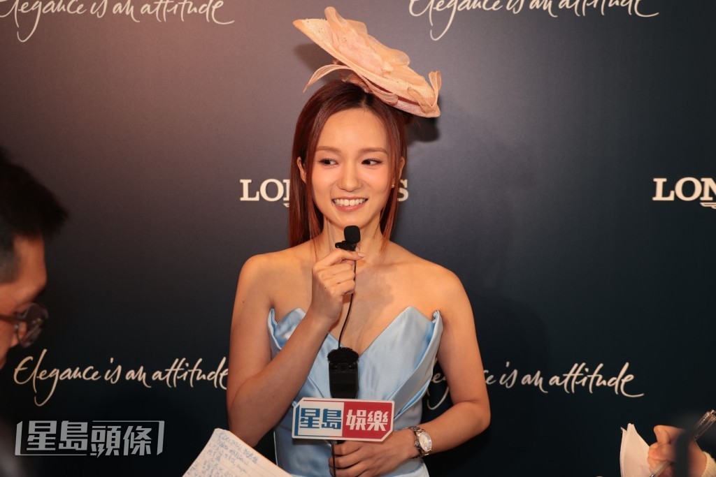 鄧卓殷表示試了10多套中式裙褂,每件都很靚! 鄧卓殷表示試了10多套中式裙褂,每件都很靚!