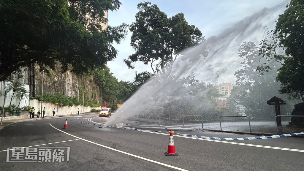 北角天后廟道爆水管,水柱逾10米高橫跨雙線。蔡楚輝攝 北角天后廟道爆水管,水柱逾10米高橫跨雙線。蔡楚輝攝