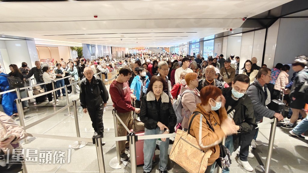 故障期间，海运大厦码头大批乘客轮候多时并鼓譟。