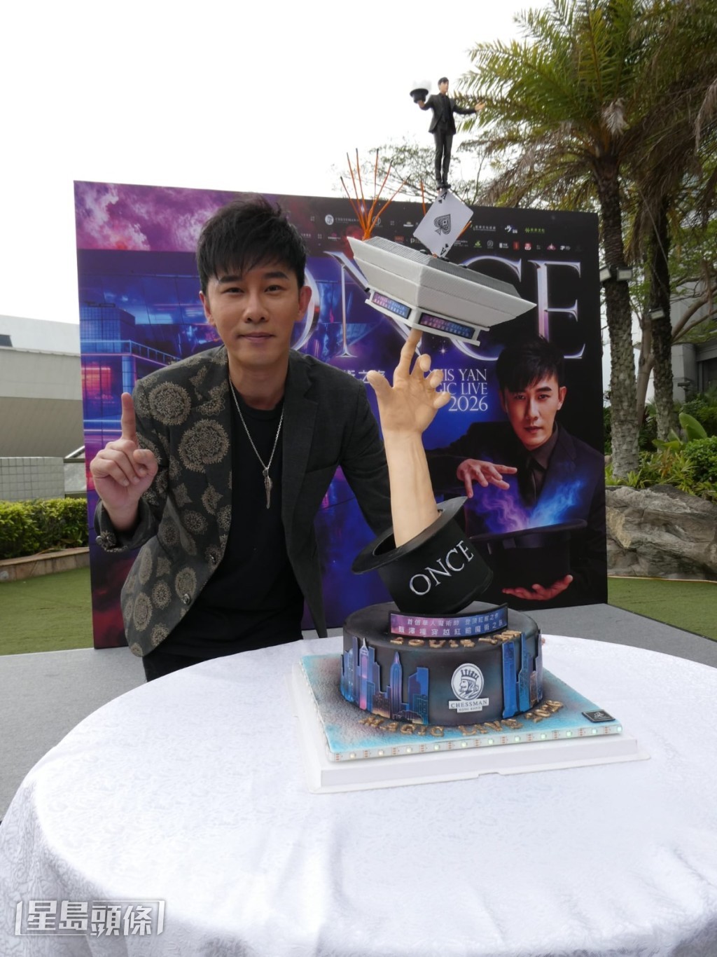 甄澤權是首位華人魔術師登上紅館表演魔術。