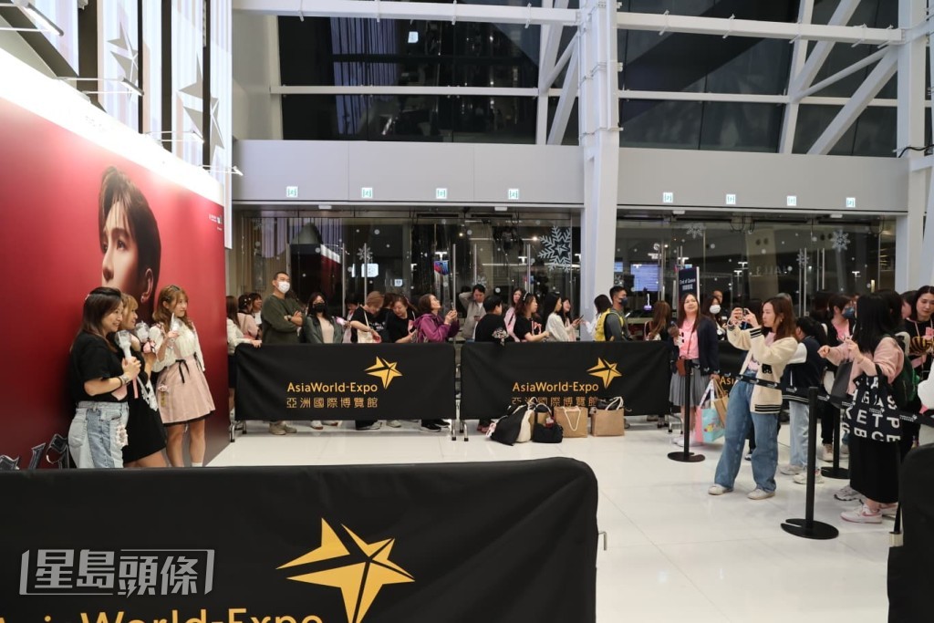 神徒大部分都穿上黑色服裝。 神徒大部分都穿上黑色服裝。