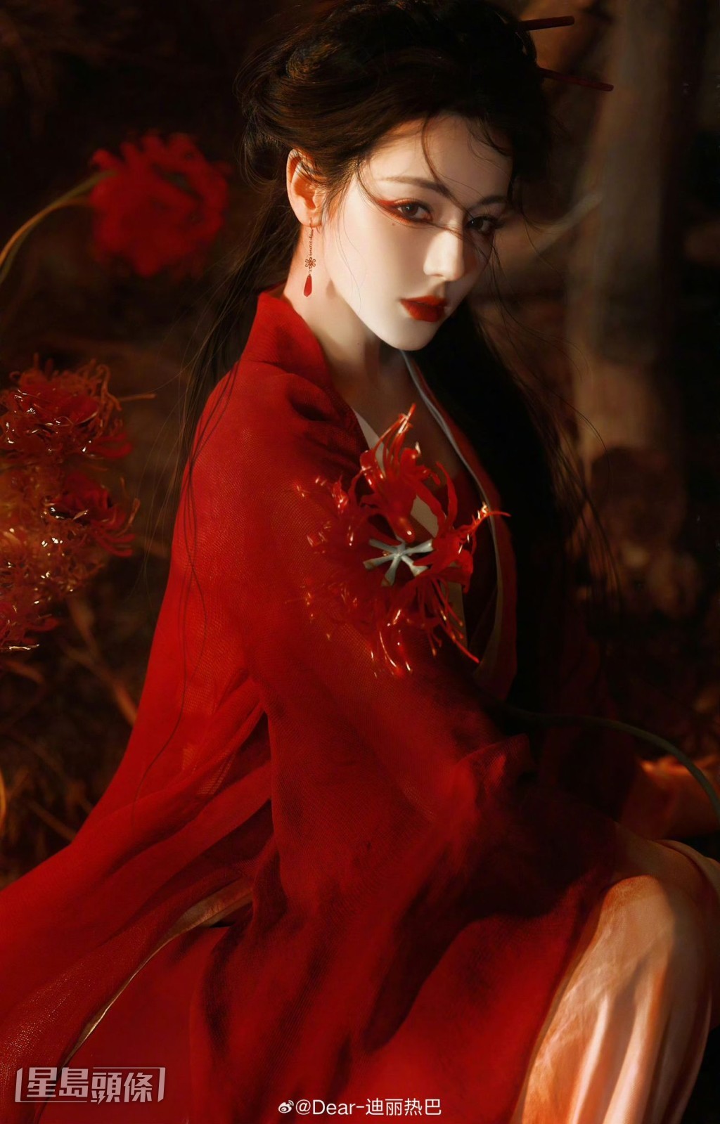 《白日提灯》迪丽热巴靓出新境界!| 一名身穿红衣的古装女子特写,妆容精致,眼妆带有红色眼影,红唇引人注目,身旁点缀著红色的彼岸花。 《白日提灯》迪丽热巴靓出新境界!| 一名身穿红衣的古装女子特写,妆容精致,眼妆带有红色眼影,红唇引人注目,身旁点缀著红色的彼岸花。