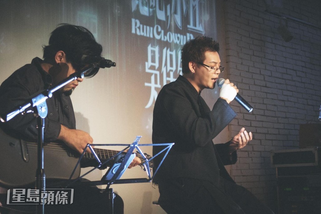 保錡早前以歌手身份表演。 保錡早前以歌手身份表演。