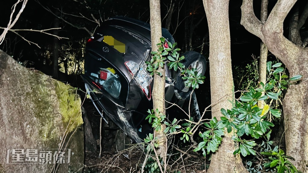 私家車四輪朝天。蔡楚輝攝