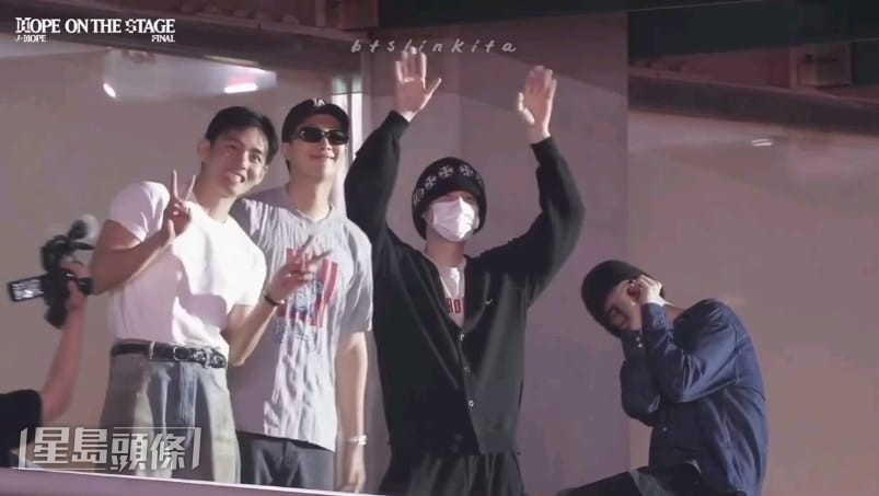 J-Hope向全場觀眾介紹觀眾席上的V、RM、Suga和Jimin。 J-Hope向全場觀眾介紹觀眾席上的V、RM、Suga和Jimin。