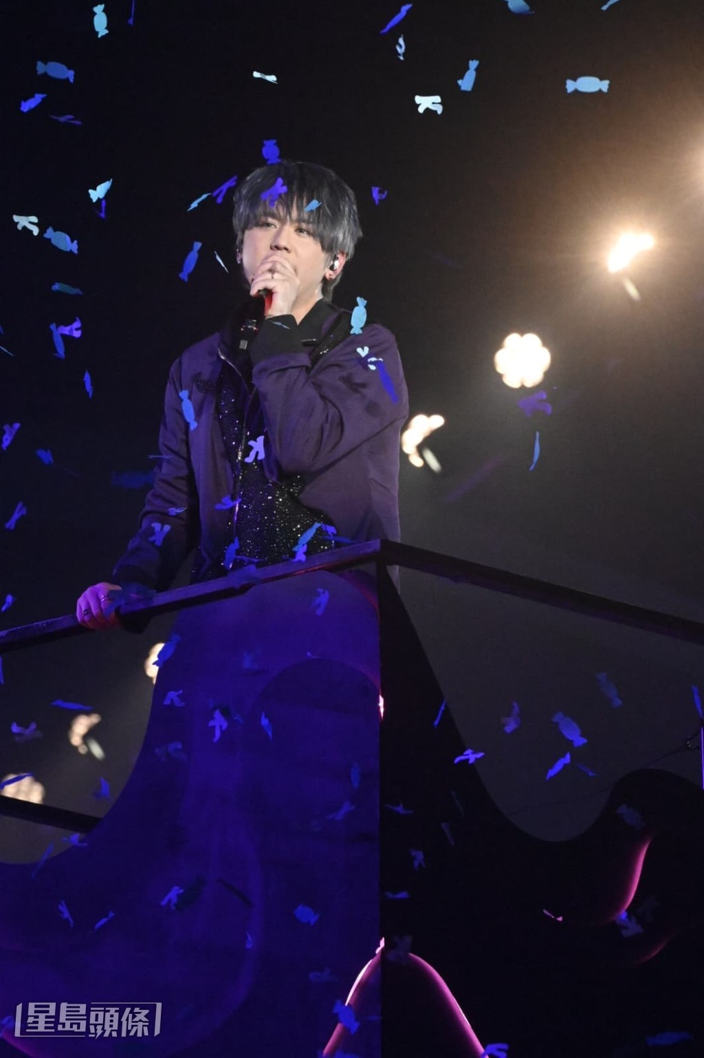 換上紫色黑閃片西裝的姜濤,在吊臀移動下獻唱《亞特蘭提斯》。 換上紫色黑閃片西裝的姜濤,在吊臀移動下獻唱《亞特蘭提斯》。