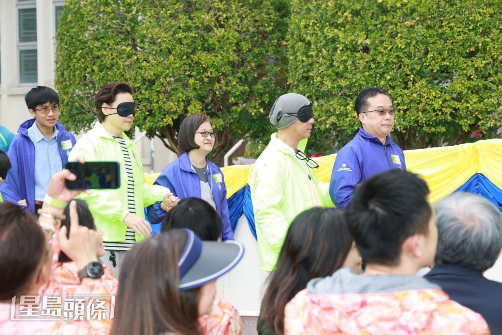 戴上眼罩到活動現場，聽從引領員指引步行。