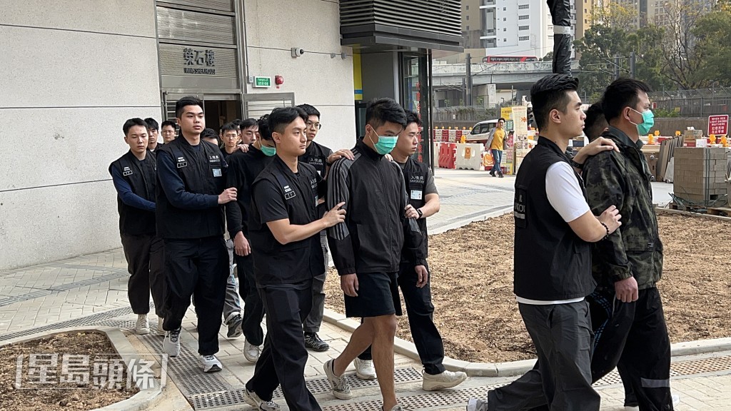 入境處人員將黑工帶走。蔡楚輝攝