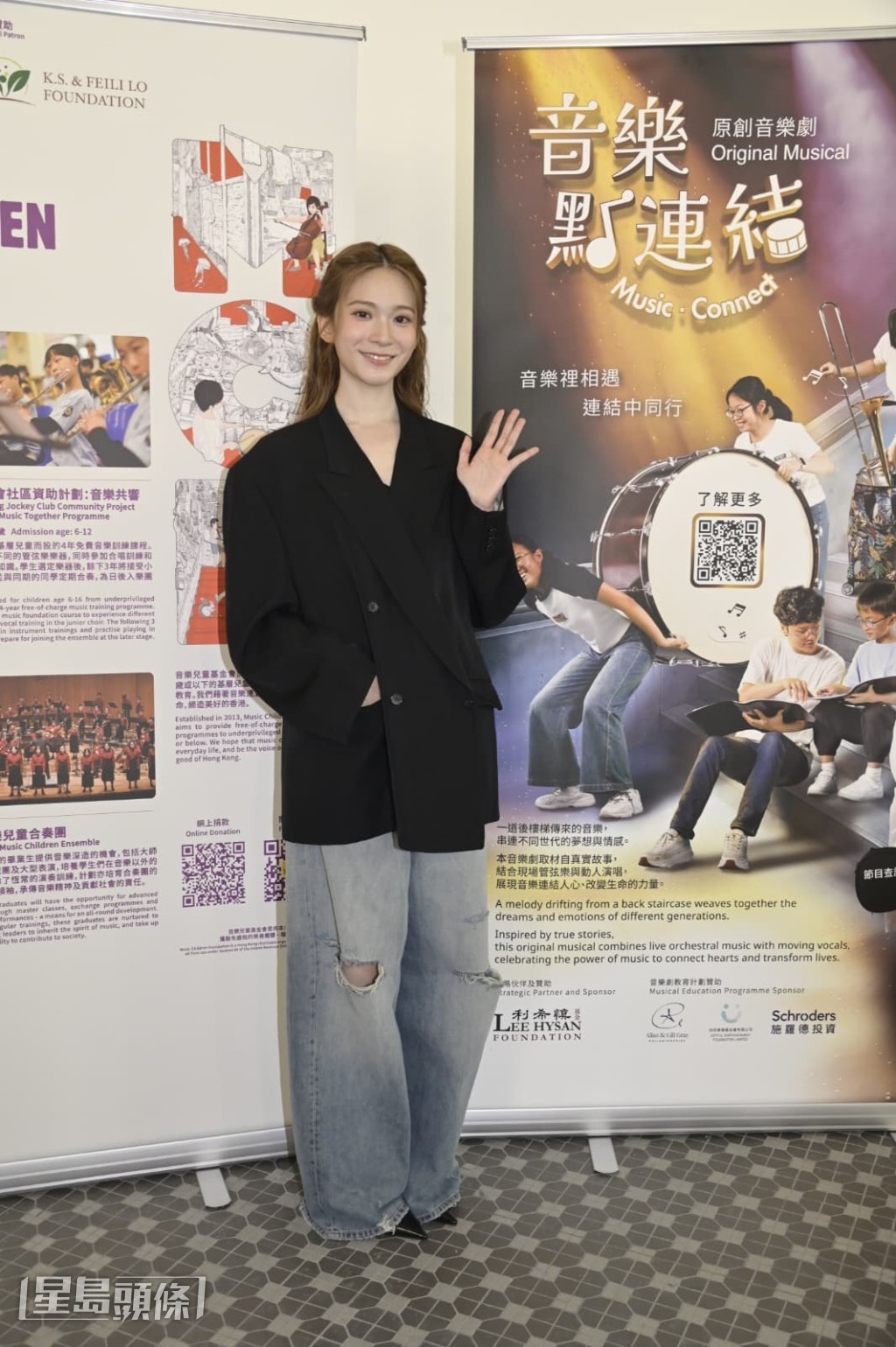 談到跟小朋友合作,是否很受他們歡迎?雲皓影笑指小朋友們見到她出現大叫「明星呀」,既搞笑、熱情又可愛。 談到跟小朋友合作,是否很受他們歡迎?雲皓影笑指小朋友們見到她出現大叫「明星呀」,既搞笑、熱情又可愛。