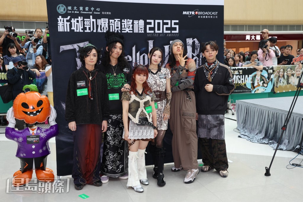 Lolly Talk只有一位成員Sinnie(右三)出席記者會,她以趕時間離開為由不接受訪問。 Lolly Talk只有一位成員Sinnie(右三)出席記者會,她以趕時間離開為由不接受訪問。