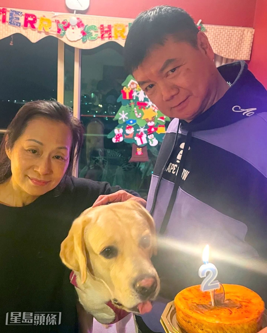 太太Lisa生前與老公艾威為愛犬慶祝生日。
