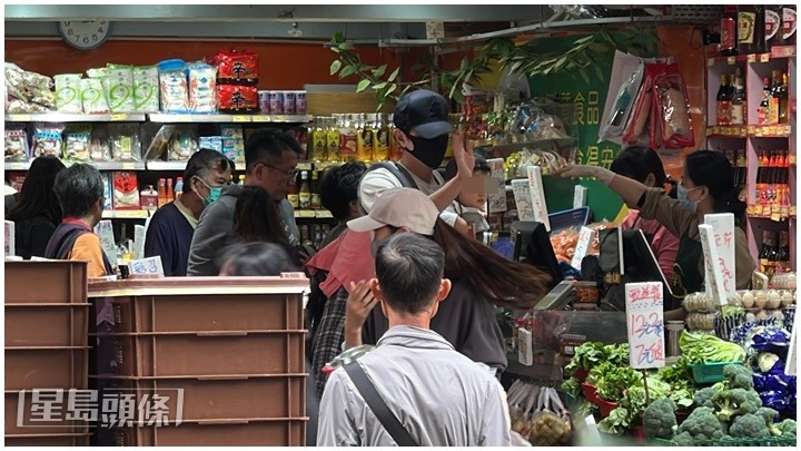 阿蕭開心同街坊打招呼。