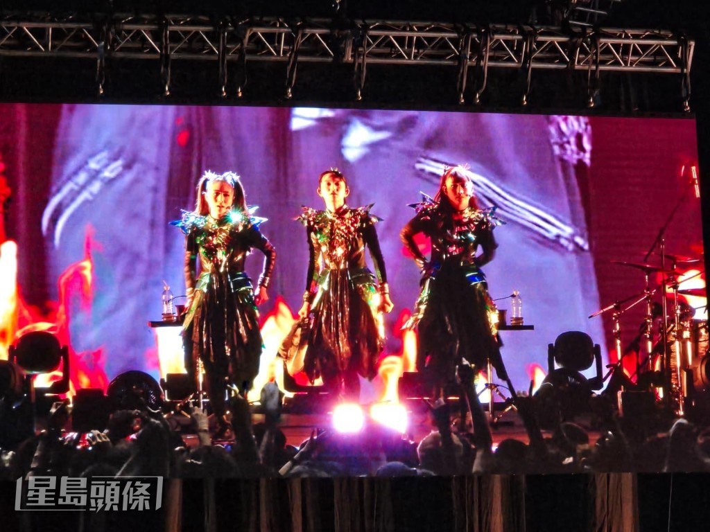 演唱一曲《Metali》時，BABYMETAL要求台下企位觀眾先跟他們一起踎低在地上。