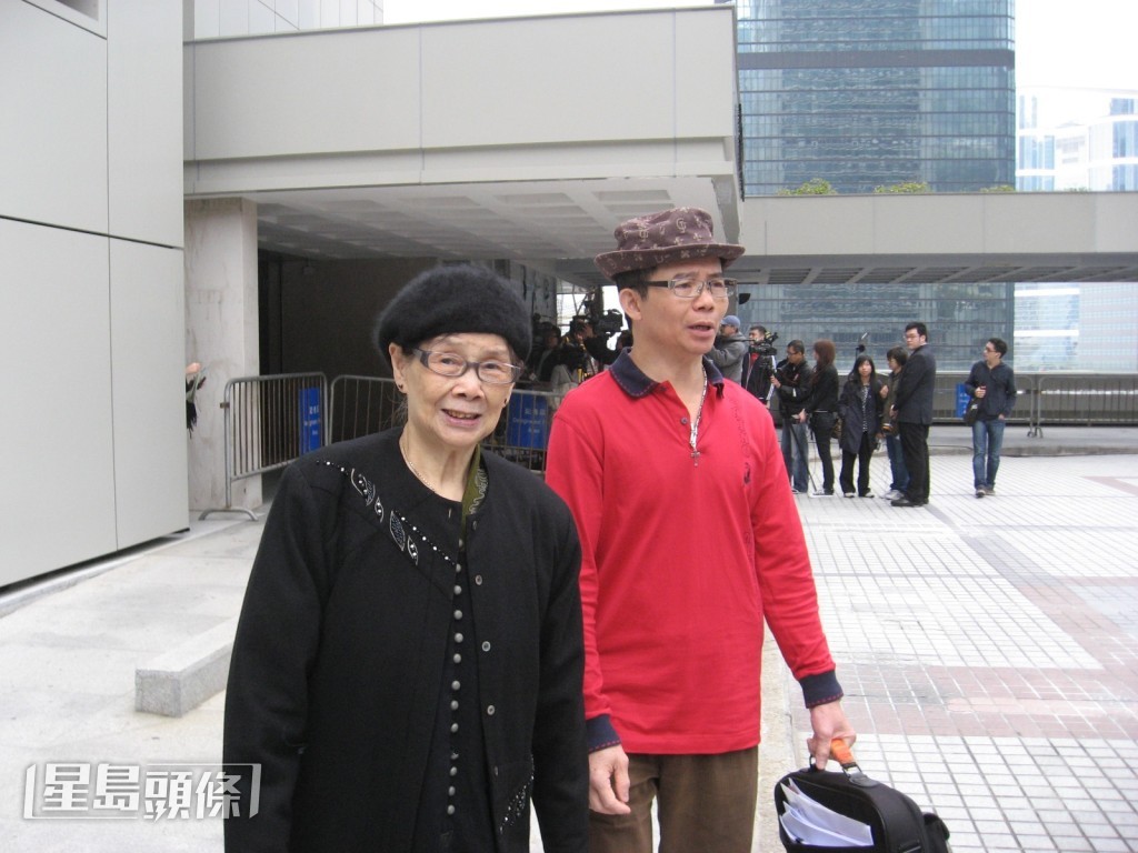 梅啟明曾經常伴梅媽左右。 梅啟明曾經常伴梅媽左右。