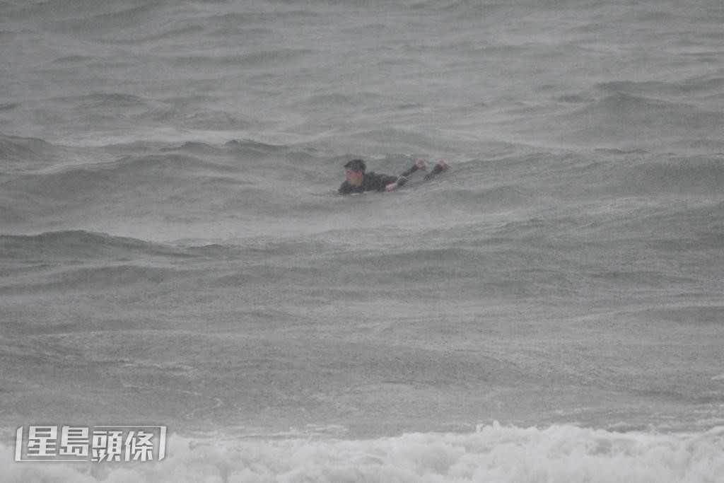 有滑浪人士趁打風特意到石澳滑浪。蘇正謙攝