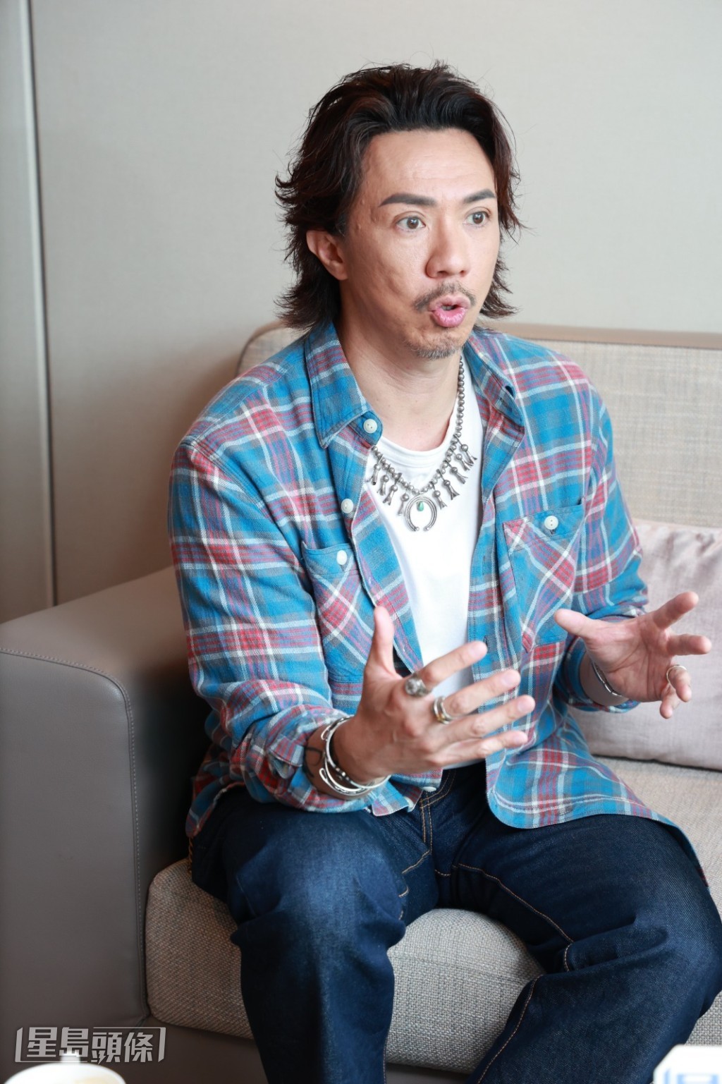 阿聰籌備《大龍鳳》舞台劇期間，事無大小均親力親為。