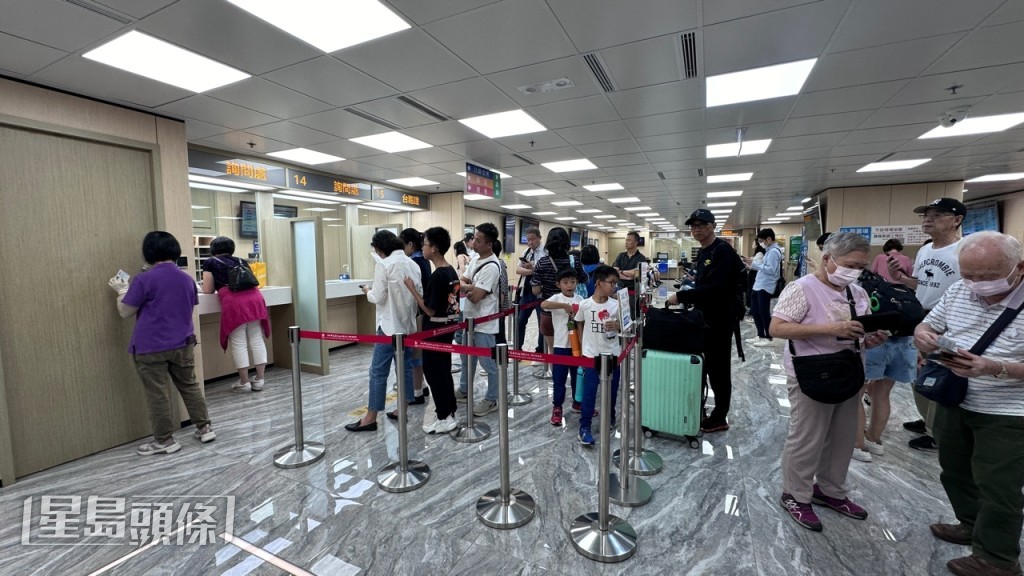大批市民在詢問處排隊。謝曉雅攝 大批市民在詢問處排隊。謝曉雅攝
