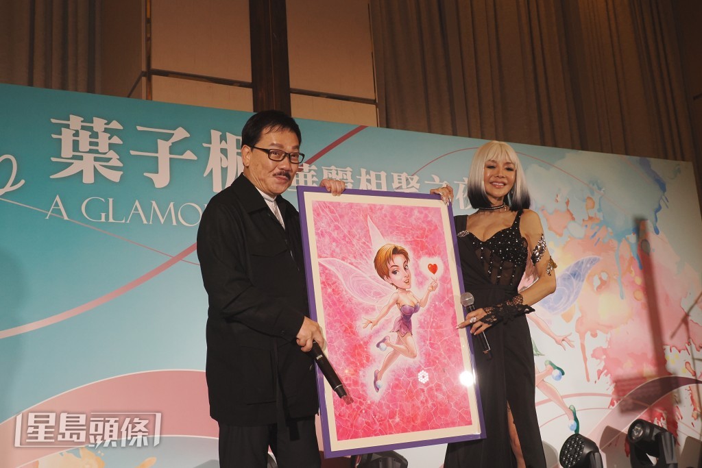 葉子楣一身性感打扮現身台上。