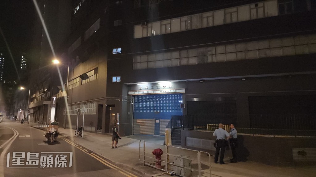 六合街29號宏輝工業大廈發生傷人案,一名男子在單位內遭妻子以鉸剪襲擊。黎志偉攝 六合街29號宏輝工業大廈發生傷人案,一名男子在單位內遭妻子以鉸剪襲擊。黎志偉攝