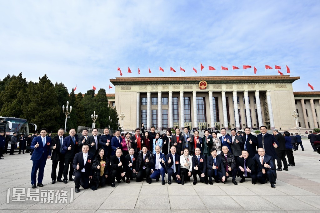 港區人大代表團到達人民大會堂。劉駿軒攝